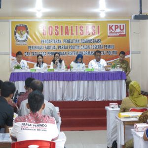 KPU saat melakukan sosialisasi di Ruang pertemuan Hotel Rajawali Melawi---Dedi Irawan (1)