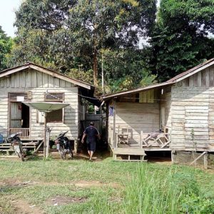 Kondisi rumah dinas guru di SMPN 1 Sayan yang dianggap memprihatinkan--- Muh Hamdan for Rakyat Kalbar