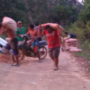 Warga ketika menerima bantuan material bangunan di Desa Semadin lengkong---Warga For Rakyat Kalbar (2)