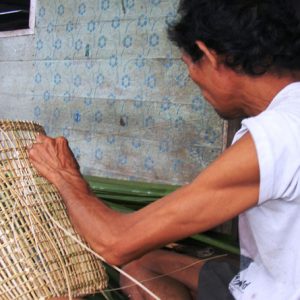 Industri kecil di Desa Laja Kecamatan Tanah Pinoh Barat saat menganyam---Dedy Irawan