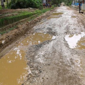 Inilah kondisi jalan poros dalam kota Ella yang merupakan ibu kota Kecamatan Ella Hilir Ahmad Syaipudin for Rakyat Kalbar (1)