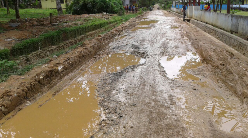 Inilah kondisi jalan poros dalam kota Ella yang merupakan ibu kota Kecamatan Ella Hilir Ahmad Syaipudin for Rakyat Kalbar (1)