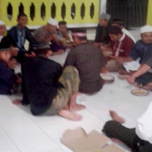 Jamaah surau ketika makan bersama di teras Surau As Shabirin---Warga For Rakyat Kalbar