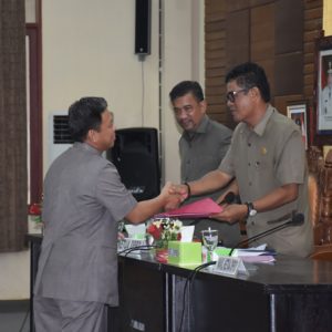 Juru Bicara PDI perjuangan ketika menyampaikan Pandangan Umumnya kepada Pimpinan DPRD Melawi---Dedi Irawan