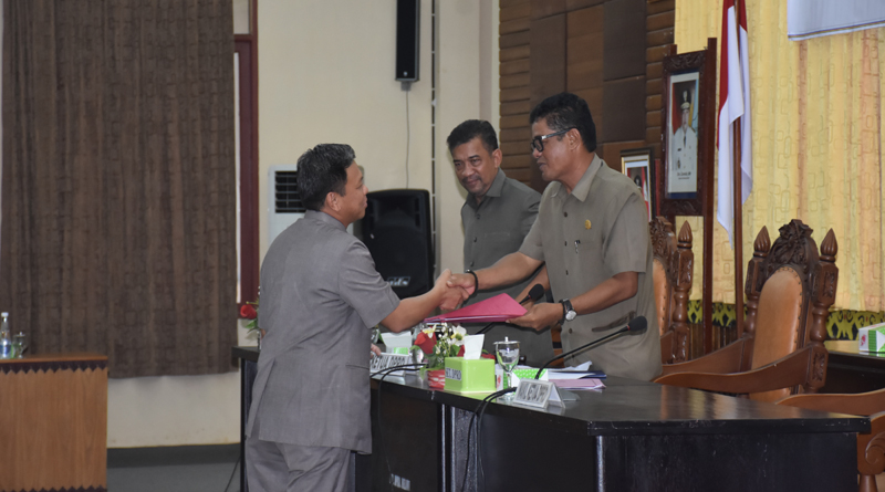 Juru Bicara PDI perjuangan ketika menyampaikan Pandangan Umumnya kepada Pimpinan DPRD Melawi---Dedi Irawan