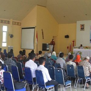 Kepala Disdikbud Melawi, Joko Wahyono, ketika membuka kegiatan kegiatan Diklat cara menulis buku