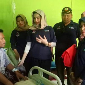 Ketua GOW Melawi didampingi Kepala Puskesmas Kota Baru menjenguk Pasien di Puskesmas Nanga Pinoh----Gow For Rakyat Kalbar
