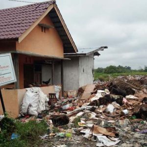Kondisi tumpukan sampah yang berada di pos jaga TPA yang semakin menumpuk menutupi jalan---Bagus For Rakyat Kalbar (1)
