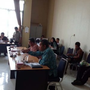 Pansus Angket ketika melakukan sidang angket terhadap sejumlah pihak terkait di ruang komisi DPRD Melawi---Dedi Irawan (2)