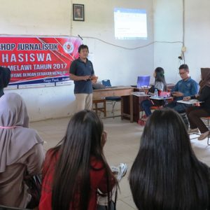 Para peserta workshop jurnaalistik Mahasiswa mendengarkan materi yang disampaikan Anggota Pena Melawi---Dedi Irawan