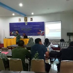Para peserta yang terdiri dari berbagai organisasi ketika menyimak materi yang disampaikan nara sumber dalam sosialisasi life skill—Dedi Irawan
