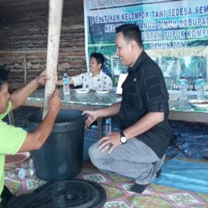 Pemateri pelatihan ketika mempraktekan cara membuat kompster kepada sejumlah kelompok tani di Desa Semadin Lengkong