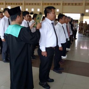 Pengambilan sumpah janji jabatan kepada 55 anggota PPK se Kabupaten Melawi