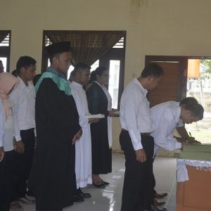 Perwakilan anggota PPS yang dilantik melakukan penandatanganan berita acara pelantikan
