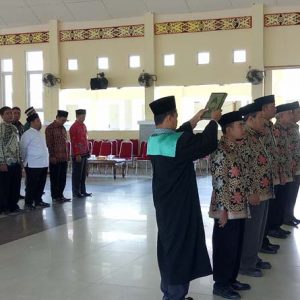 Pimpinan Baznas Melawi ketika diambil sumpah jabatan pada acara pelantikan---Dedi Irawan (1)