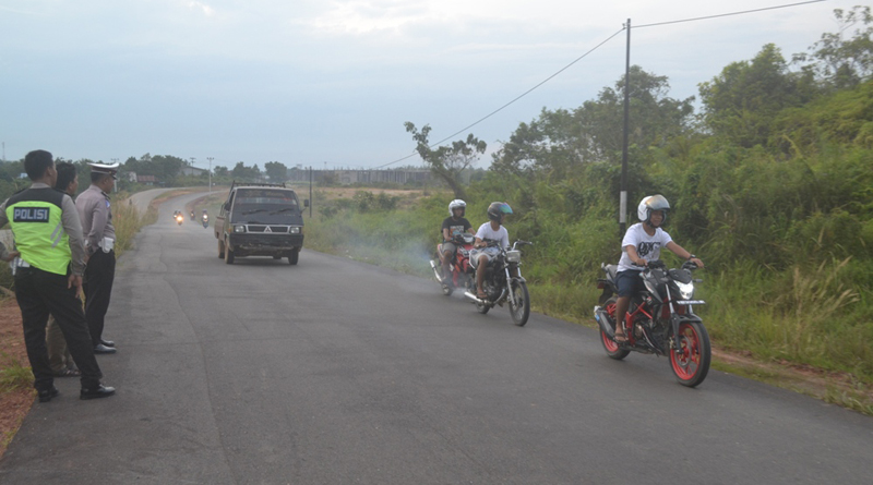 Polisi Lalu Lintas saat berjaga-jaga di Km 7 jalan Kota Baru. Dimana dilokasi ini sering dijadikan arena balapan liar di sore hari