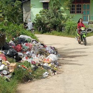 Tumpukan sampah di sejumlah TPS yang berada di nangaPinoh. Terlihat sampah berserakan hingga keluar dari TPS yang ada---Dedi Irawan (2)(1)