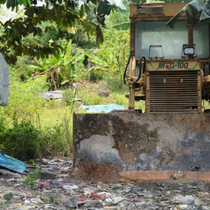 Alat berat yang sempat mengalami kerusakan terparkir di TPA---Dedi Irawan
