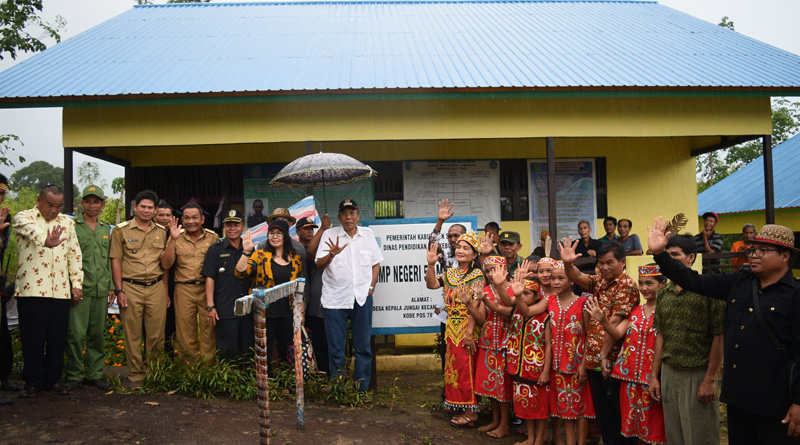 BUPATI SINTANG RESMIKAN SMPN 5 AMBALAU (4)