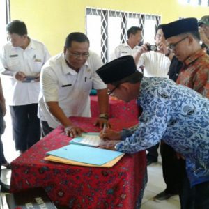 Camat ketika menandatangani berita acara penetapan Pj kepala desa---Kecamatan Ella For Rakyat Kalbar