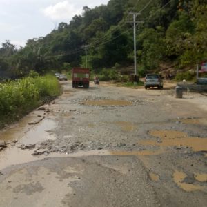 Kendaraan yang sedang melintasi kerusakan jalan Provinsi Sintang-Nanga Pinoh yang sudah semakin parah---Dedi Irawan (2)