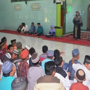Kepala Sekolah SDN 01 Nanga Pinoh, Hj. Musdalifah Imran, saat memberikan sambutan dalam peringaatan Maulid Nabi Muhammad SAW (1)