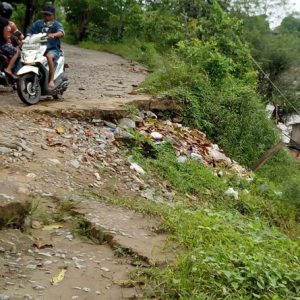 Kondisi Jalan M Nawawi Desa Paal Yang Nyaris Roboh