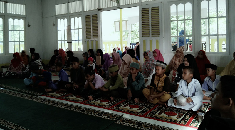 Para ibu-ibu pengajian ketika mendengarkan ceramah yang disampaikan Ustadz Joko Supeno Mukti---Dedi Irawan (2)