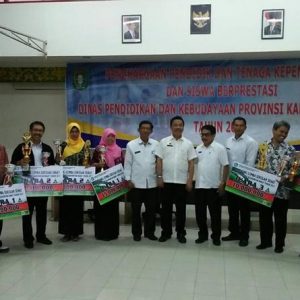 Para juara ketika berfoto bersama dengan Pemerintah provinsi Kalbar--Firman For Rakyat Kalbar