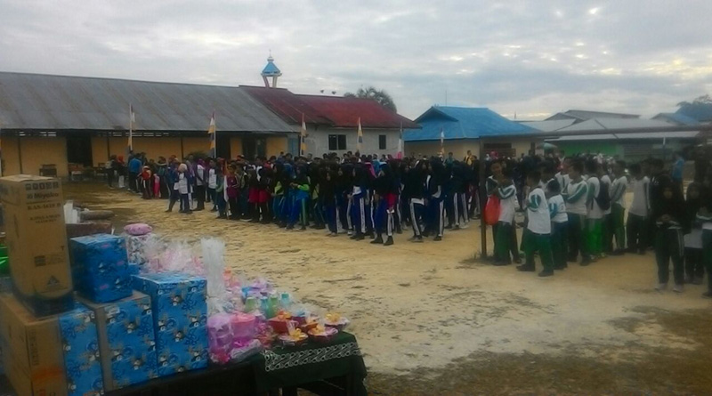 Para pelajar di Halaman sekolah Muhammadiyah untuk bersiap-siap memulai jalan santai---Muhammadiyah For Rakyat Kalbar