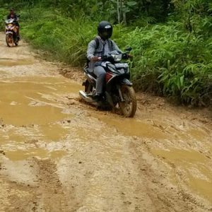 Pengendara melalui titik kerusakan yang belum begitu parah di Jalan Wana Graha---Akhmadyani For Rakyat Kalbar