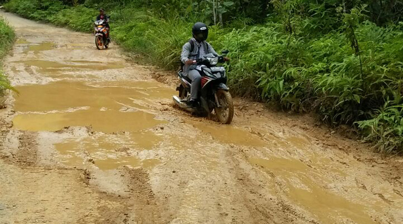 Pengendara melalui titik kerusakan yang belum begitu parah di Jalan Wana Graha---Akhmadyani For Rakyat Kalbar