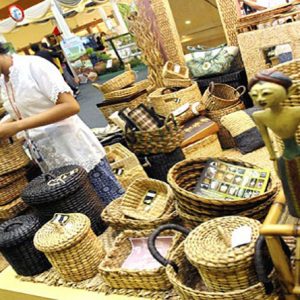 Pengunjung mengamati produk kerajinan anyaman di salah satu stan Pekan Produk Kreatif (PPKI) ke-4, di Balai Sidang Jakarta, Kamis (24/6).