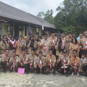 Abang Tajudin beserta panitia dan peserta kursus foto bersama usai gelar pembukaan