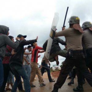 Anggota Polres Melawi ketika melakukan pengemanan terhadap massa yang mengamuk di depan KPU Melawi, pada simulasi yang dilaksanakan Polres Melawi---Polres For Rakyat Kalbar (1)