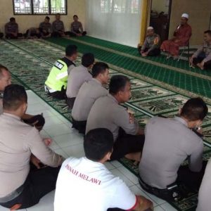 Anggota Polres Melawi ketika menjalankan kegiatan pembinaan rohani dan mental di Masjid Siratul Jannah---Polres For Rakyat Kalbar (2)