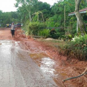 Anggota Sat Lantas dan Sabhara Polres Melawi ketika menyiram jalan yang berlumpur (2)