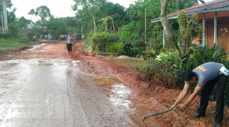 Anggota Sat Lantas dan Sabhara Polres Melawi ketika menyiram jalan yang berlumpur (2)