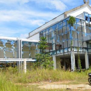 Bangunan kantor Bupati Melawi yang akan dilanjutkan pembangunannya. Bangunan tersebut sempat menjadi sitaan kejati Kalbar dan kini kondisinya masih terbengkalai---Dedi Irawan (1)