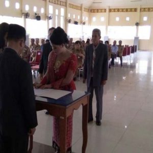 Dewan pengawas BLUD RSUD Melawi yang baru dilantik ketika melakukan penandatanganan berita acara dihadapan Bupati Melawi---Dedi Irawan (2)