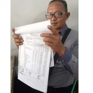 Edi ketika menunjukan salah satu RAB APBDes Ella Hulu yang diduga fiktip alias nihil pelaksanaannya dilapangan---Dedi Irawan