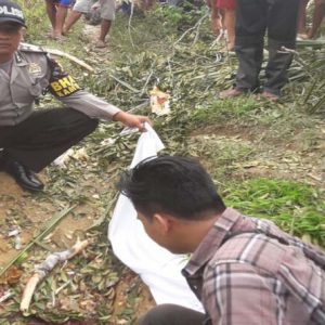 Jenter ketika menunjukan lokasi korban saat tertimpa---Kapospol Kayan For Rakyat Kalbar