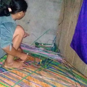 Joya ketika membuat tiukar plastik dari sampah sedotan---Warga For Rakyat Kalbar