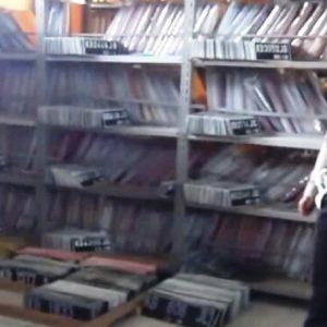 Kanit Reg Iden ketika memperlihatkan tumpukan TNKB di UPPD Melawi Samsat Nanga Pinoh---Lantas For Rakyat Kalbar