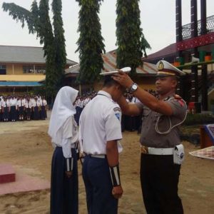 Kasat Lantas Polres Melawi, ketika melakukan pemasangan topi PKS pelajar yang dilantik---Sat Lantas For Rakyat Kalbar (1)