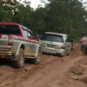 Kendaraan yang kesulitan melalui kerusakan jalan Menukung yang semakin parah---Warga For Rakyat Kalbar (1)