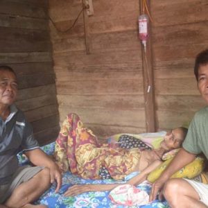 Nenek Nursidah yang pasrah dan terbaring lemas di tempat tidurnya dan sejak sakit belum berobat karena tidak ada biaya dan tidak memiliki BPJS----Warga For Rakyat Kalbar