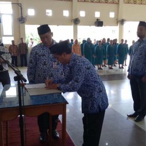 Perwakilan pejabat structural yang dilantik ketika melakukan penandatanganan Berita Acara pelantikan di hadapan Bupati Melawi---Dedi Irawan