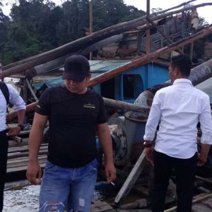 Pihak kepolisian ketika berada di lanting jek milik para tersangka PETI---Polres For Rakyat Kalbar