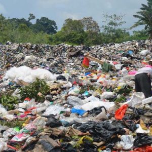 TANPA PENGELOLAAN. Sampah di TPA Melawi yang masih berstatus open damping, tanpa pengelolaan dan penyaringan--Dedi Irawan